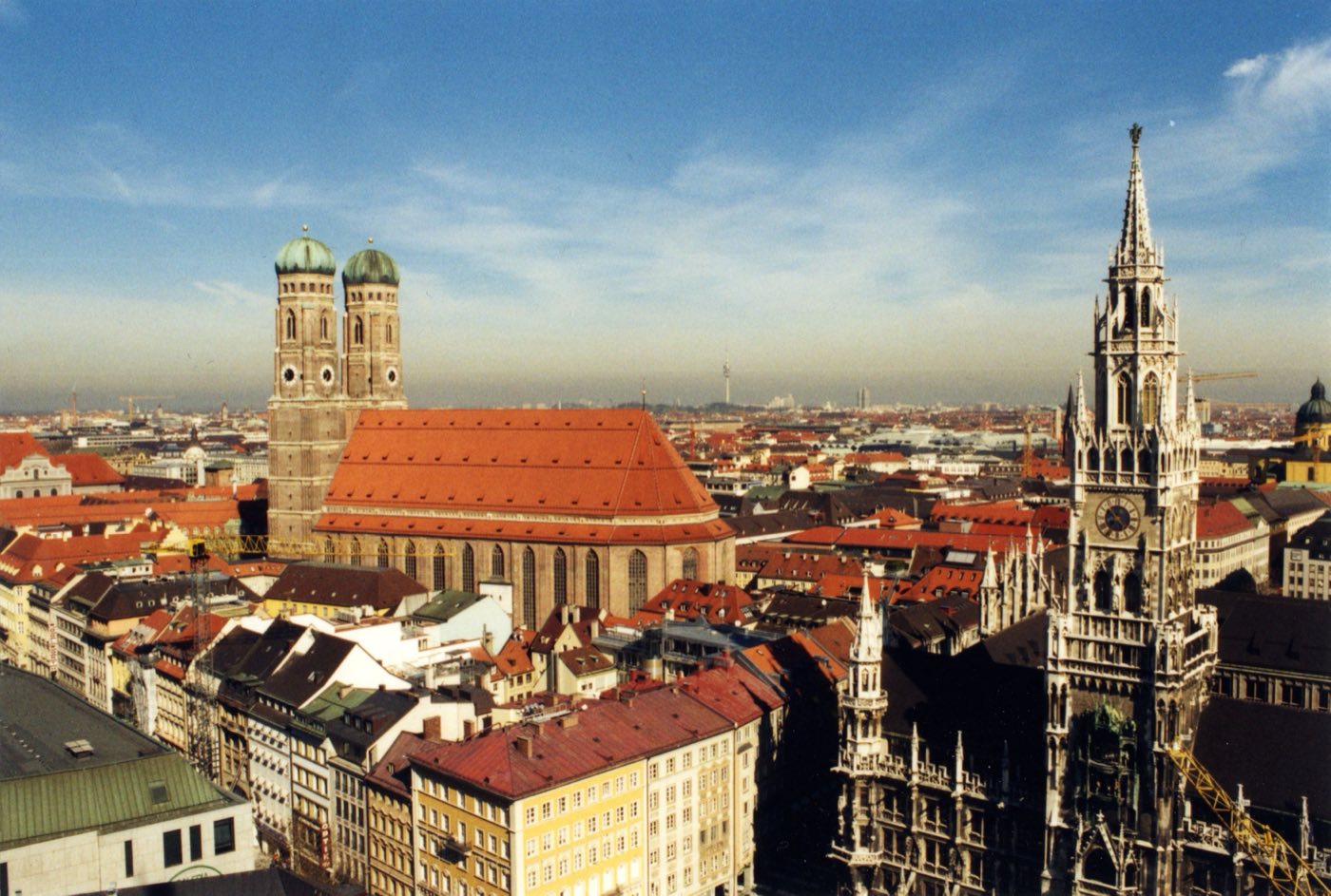 Skyline von München mit Frauenkirche und Neuem Rathaus